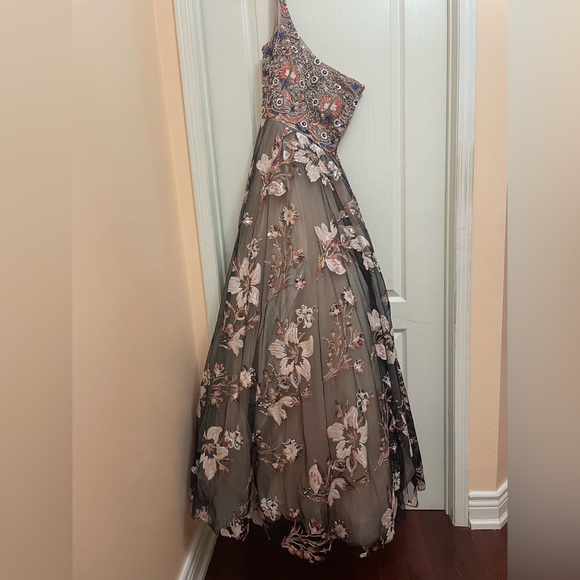 Beautiful sequins gown for reception or evening wear - Picture 2 of 4